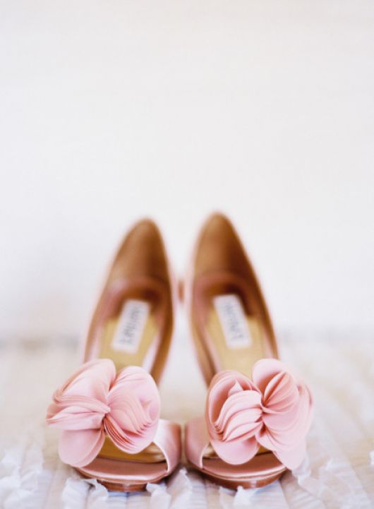 Sapatos rosa é leve e romântico (Foto: Reprodução)